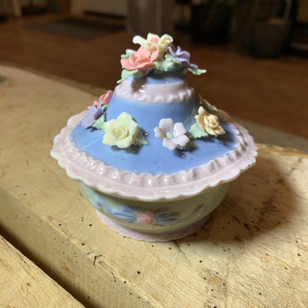 396. Vintage 1998 Avon Gift Collection Victorian Porcelain Music Box Hat